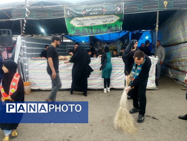 خدمت‌رسانی فرهنگیان و دانش‌آموزان پیشتاز زنجانی در موکب هیات رزمندگان ایجرود