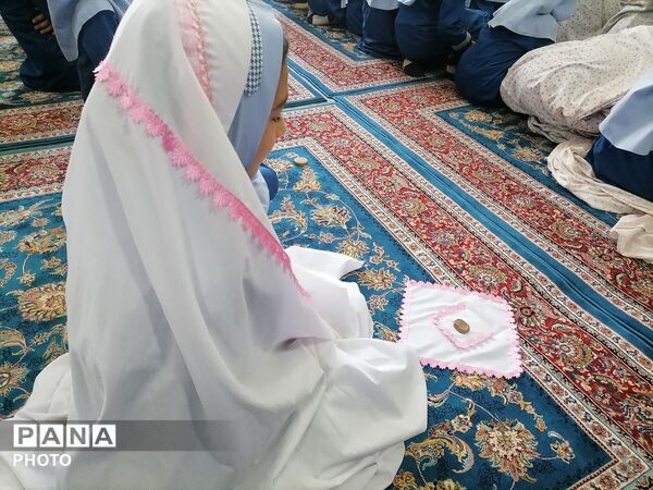 محفل انس با قرآن و اقامه نماز جماعت در سومین روز ماه مبارک رمضان 
