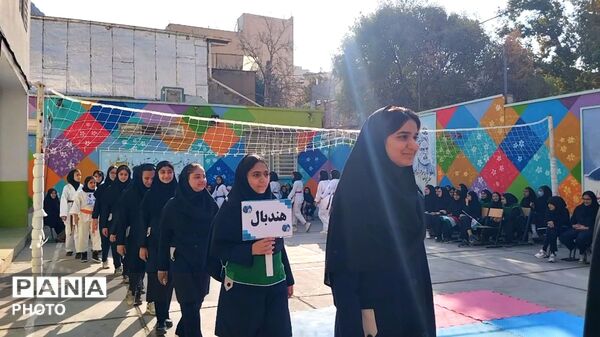 شور و نشاط ورزشی در دبیرستان مبعث خرم‌ آباد