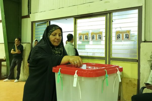 حضور پرشور کودکان در کنار والدین پای صندوق‌های رای نصیرشهر 
