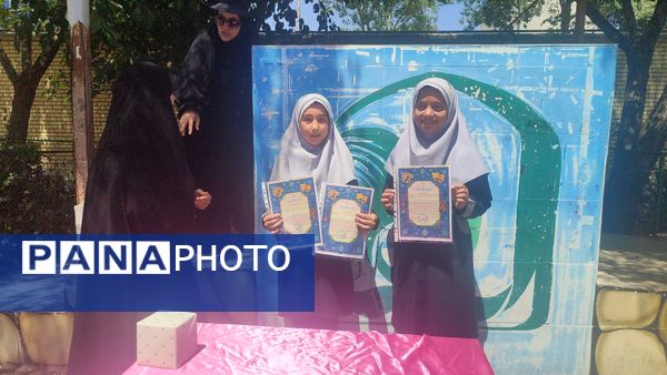 تقدیر از دانش آموزان فعال و تکریم همسر و فرزندان شهدای دبستان شاهد حاج تقی آقا بزرگ مشهد