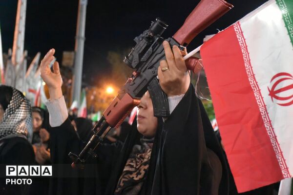 حضور خادمان آستان قدس رضوی در موج پنجاه‌وهشتم تجمعات شبانه؛ همدلی با بیرق حرم رضوی