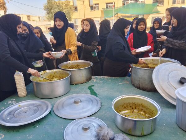 هم‌صدایی دو نسل در دبیرستان عفت؛ جشن شعبانیه و دهه فجر با رنگ همدلی