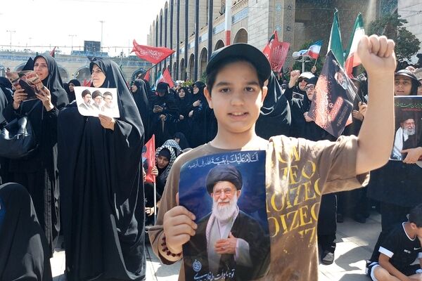 با مشت گره کرده برخاستیم....