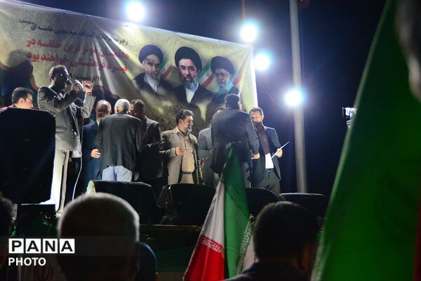 تقدیر از معلمان و فعالان فرهنگی در هفته گرامیداشت مقام معلم در میدان شهید بروجردی 