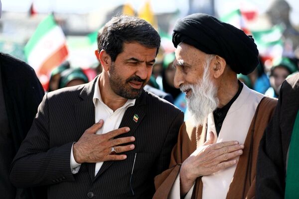 دانش آموزان و مسئولین در کنار یکدیگر، روز دانش‌آموز را رقم زدند