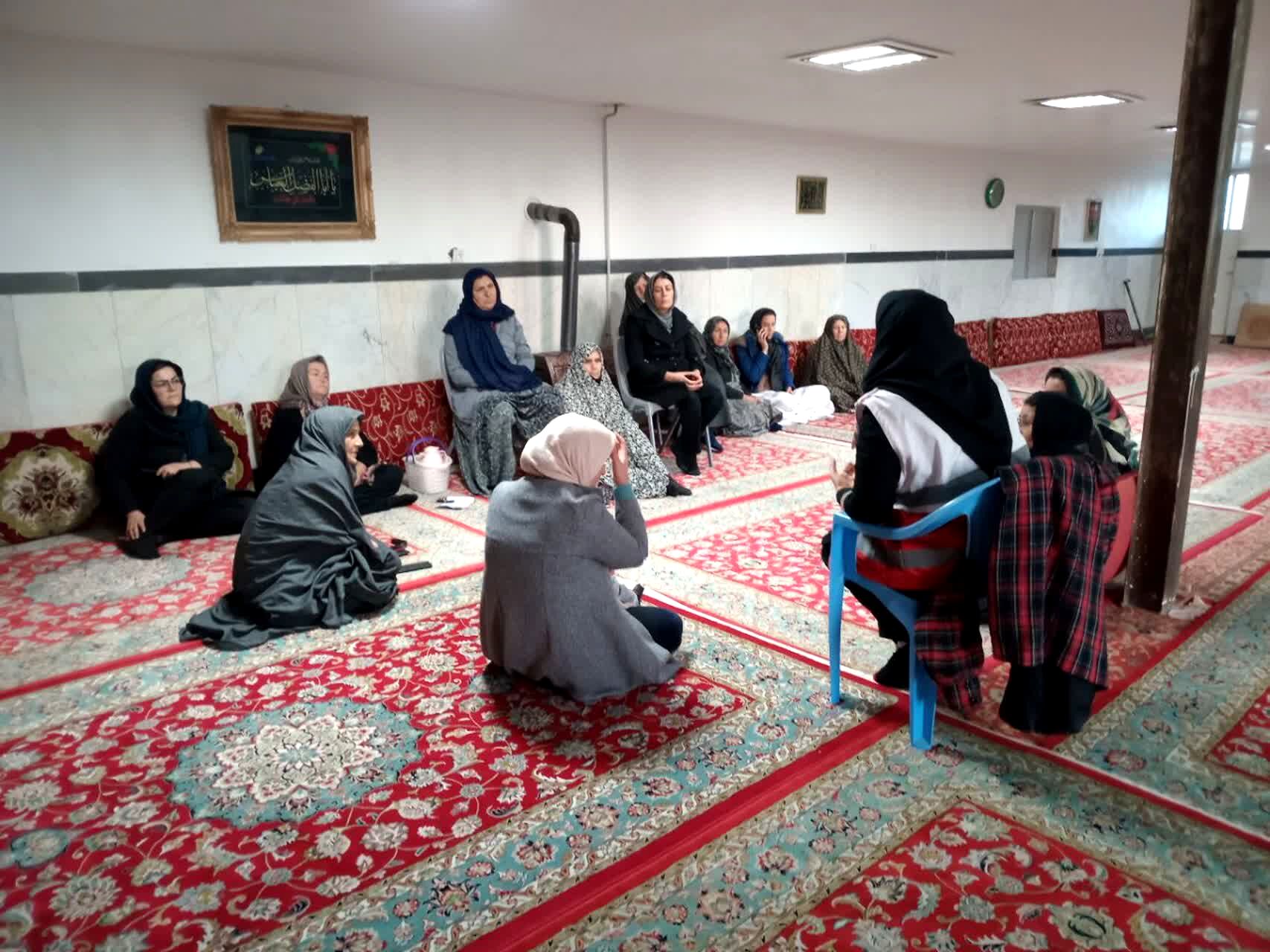 دوره‌ آموزشی‌ هلال‌احمر در پایگاه‌ بسیج مطهره شیروان