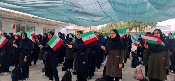 آیین بازگشایی مدارس و استقبال از دانش آموزان در دبیرستان فرزانگان دوره ی اول