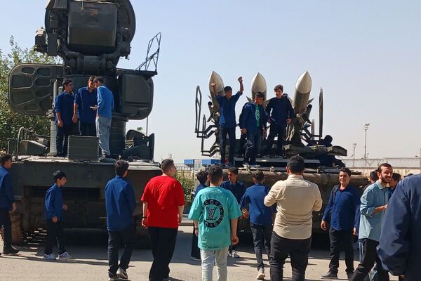 بازدید فرهنگیان بسیجی و دانش‌آموزان ملارد از نمایشگاه هوا و فضا