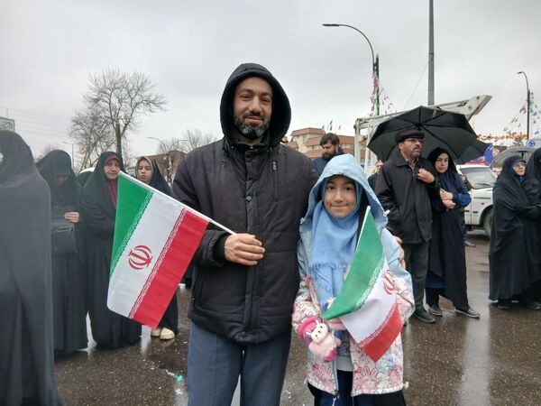 باران عشق وارادت به انقلاب همراه با باران‌ها ی نقره‌ای رشت
