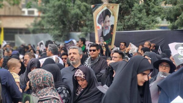 سیل خروشان زائران و مجاوران رضوی در مراسم تشییع پیکر شهدای خدمت