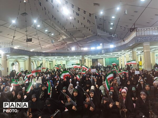 تجدید بیعت دختران وطن با آرمان‌های انقلاب در حسینیه امام