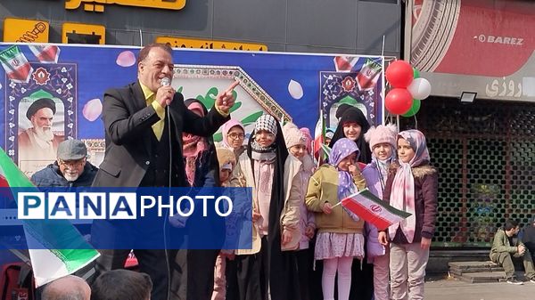 حماسه حضور فرهنگیان و دانش‌آموزان منطقه ۵ در راهپیمایی ۲۲ بهمن