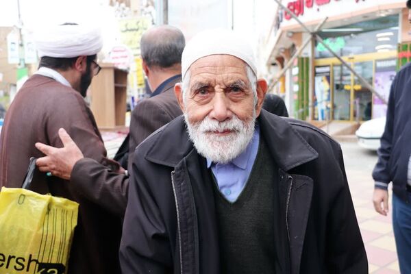 صفوف به‌هم پیوسته نمازگزاران در قروه