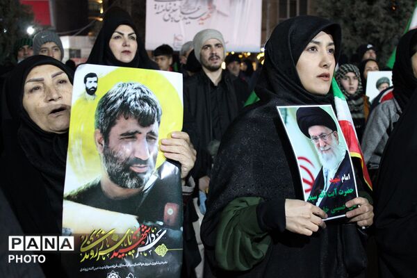 تصویر رهبر معظم انقلاب اسلامی در دست مردم غیور  نیشابور