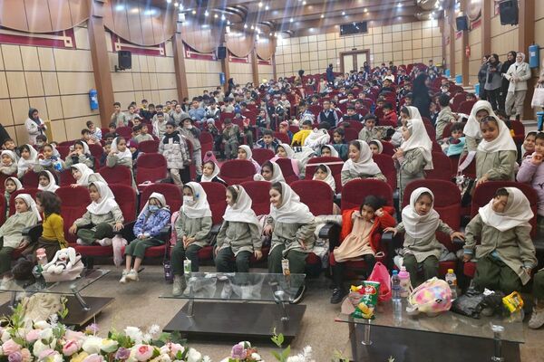 برگزاری سیرک لی‌لی پوت‌ها در اداره آموزش و پرورش رباط‌کریم