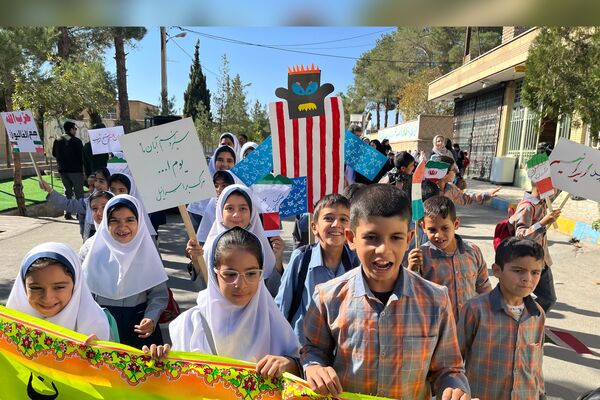 حضور حماسی دانش‌آموزان در راهپیمایی باشکوه ۱۳ آبان ماه در سورمق