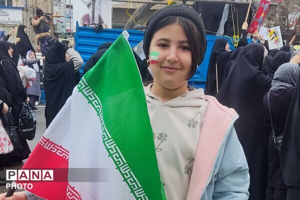 ادای احترام به شهدا با کوله‌پشتی‌های «یادبود» در راهپیمایی روز قدس