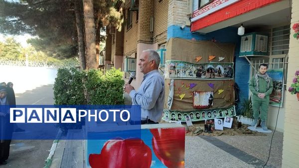 عطرافشانی گلزار شهدا توسط دانش‌آموزان مشهدی