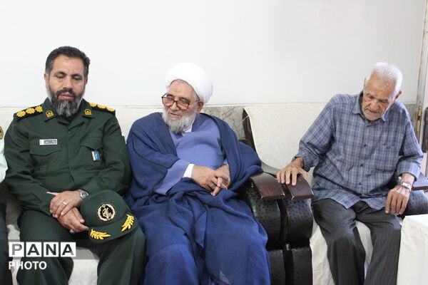 دیدار مسئولان سملقان با خانواده‌های شهیدان بهادری و جعفری