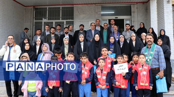 آیین بدرقه کاروان حج عمره‌ دانش‌آموزان دختر استان مرکزی