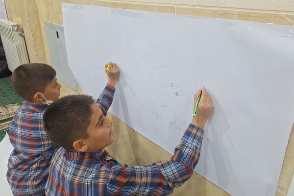 برپایی نقاشی همگانی در هفته ماها در آموزشگاه معارف۶ ناحیه ۳شیراز 