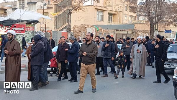 خروش مردم چهارمحال و‌بختیاری در میدان انقلاب شهرکرد