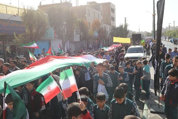 حضور پرشور دانش‌آموزان در راهپیمایی ۱۳آبان منطقه کهریزک 