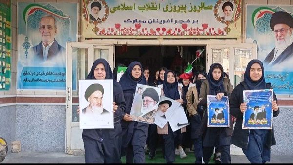  تجدید بیعت با ایستادگی در دبیرستان دخترانه ذبیح الله هوشیار