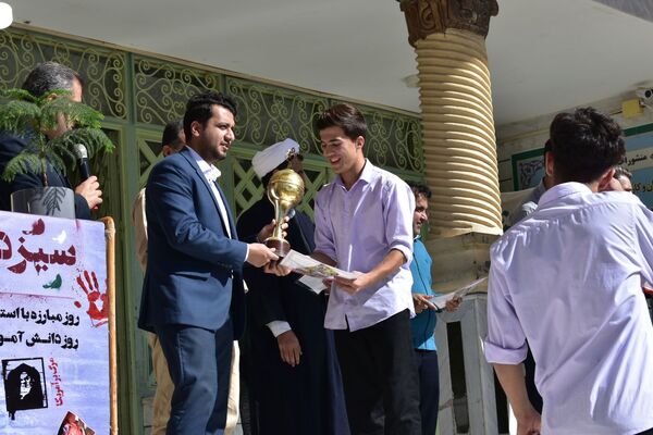 جشن روز دانش‌آموز در دبیرستان امام خمینی (ره) با حضور مسئولان، ورزشکاران و هنرمندان برگزار شد