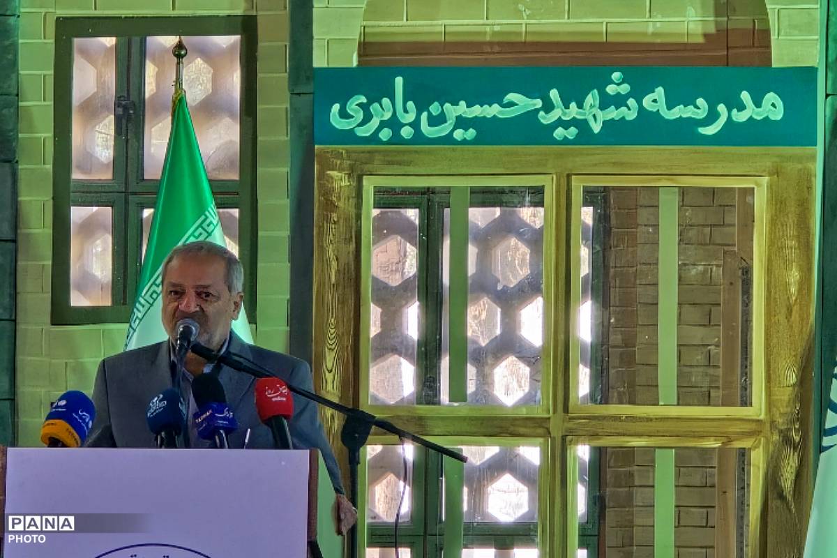 غبار روبی مزار شهیدان رجایی و باهنر با حضور وزیر آموزش و پرورش به مناسبت سالروز تاسیس امور تربیتی 