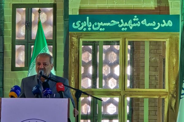 غبار روبی مزار شهیدان رجایی و باهنر با حضور وزیر آموزش و پرورش 