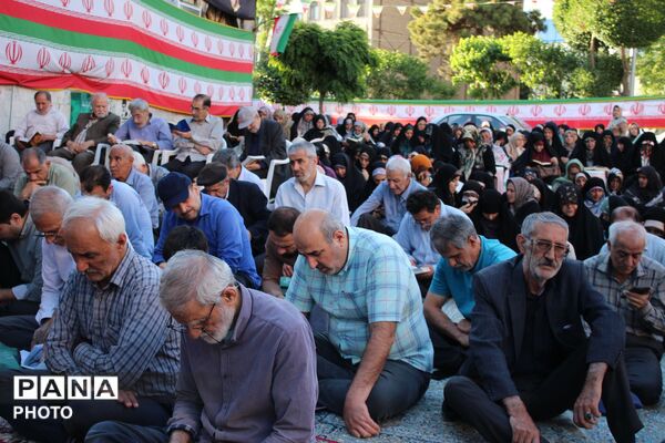 جمع خوانی دعای پرفیض عرفه در مسجد ثامن‌الحجج شاهین ویلا کرج