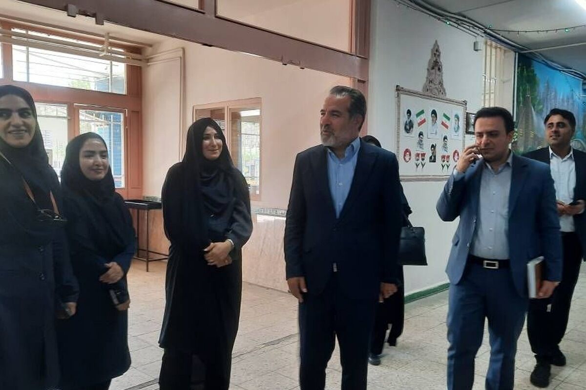 بازدید مدیر آموزش و پرورش ناحیه دو شهرری از دبستان شهید چمران
