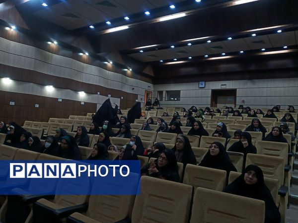 همایش‌مادران‌قهرمان‌پرور‌ در‌ سالن‌‌ باقرالعلوم‌ شهرستان قدس