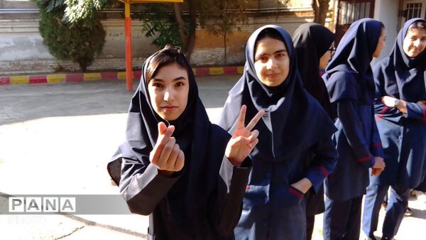 به صدا در آمدن زنگ مهر در دبیرستان دخترانه عزت طلایی نیشابور 