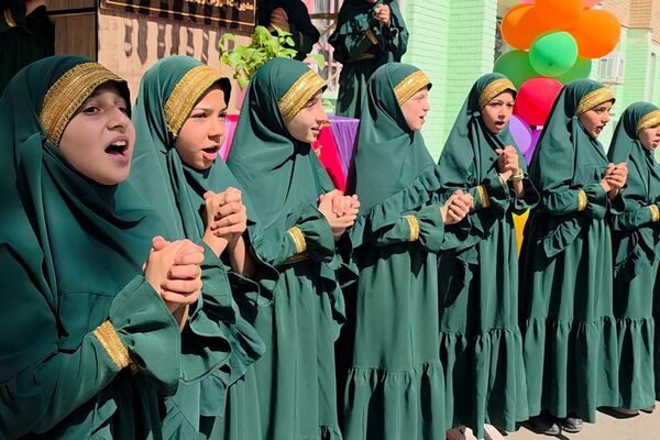 جشن عاطفه‌ها؛ لبریز از مهربانی در دبستان دخترانه قدر بهارستان ۲