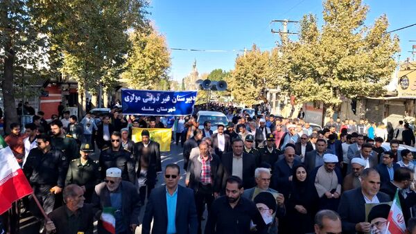 روز ۱۳ آبان: درخششی دیگر در تاریخ شهرستان سلسله با راهپیمایی دانش‌آموزان و مردم