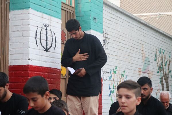 حضور پر رنگ نوجوانان در مراسم قرائت دعای زیارت عاشورا 
