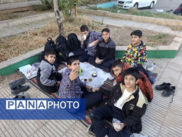 حال و هوای دانش‌آموزان دبیرستان شهید صدر کهک در یک صبح پاییزی