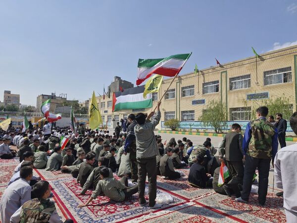 اجتماع دانش‌آموزان ابتدایی پسرانه امام رضا(ع) واحد ۸ در حمایت از عملیات وعده صادق ۲ 
