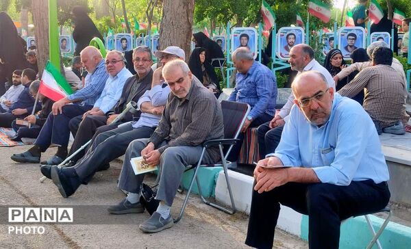 روز عرفه ، روز توبه و بندگی در گلستان شهدای نجف آباد