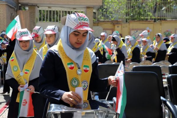 جشن عاطفه‌ها در دبیرستان ۱۳ آبان تبریز