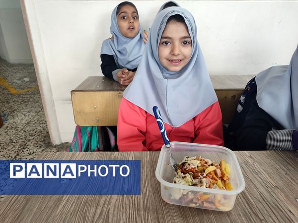  جشنواره غذای سالم در دبستان شاهد حاج تقی آقا بزرگ ناحیه یک مشهد 