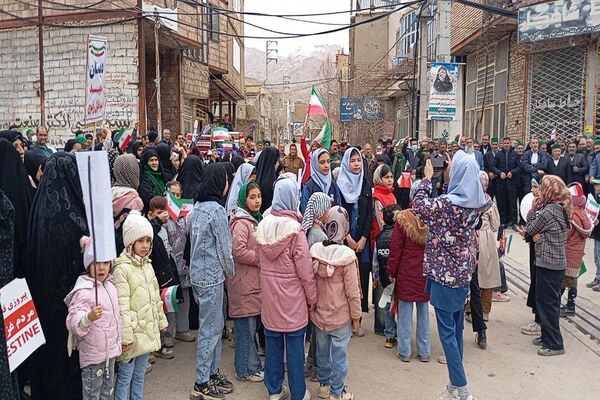 حضور کودکان و دانش آموزان در راهپیمایی یوم‌الله ۲۲بهمن در شهر بار نیشابور
