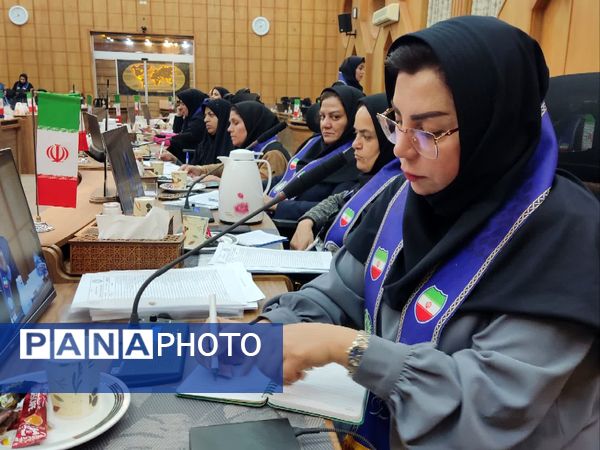 نشست هم‌اندیشی مسئولان سازمان دانش‌آموزی استان فارس روز اول