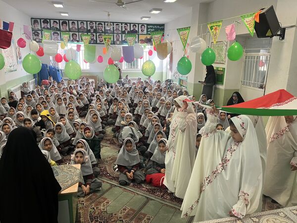 جشن یاوران انقلاب در دبستان شهید نوروزی ابرکوه