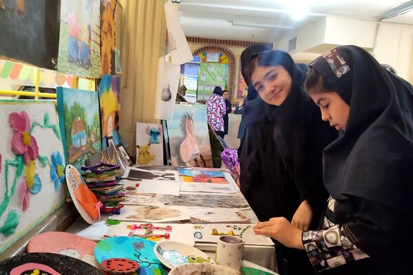 نمایشگاه دست سازه‌های مدرسه مریم بهارستان دو