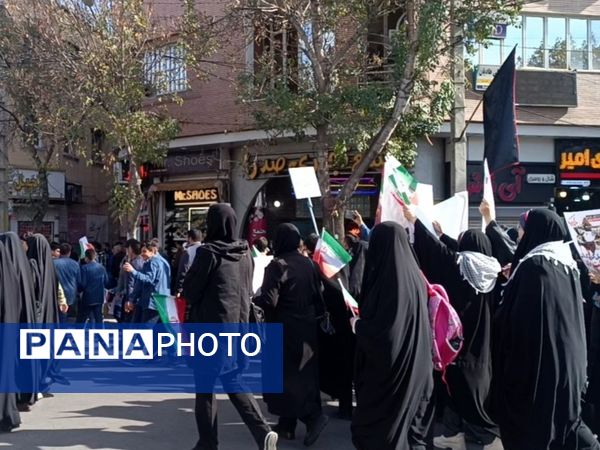 حضور پرشور دانش‌آموزان دبیرستان هیئت امنایی معراج اردبیل در راهپیمایی روز ۱۳ آبان ماه