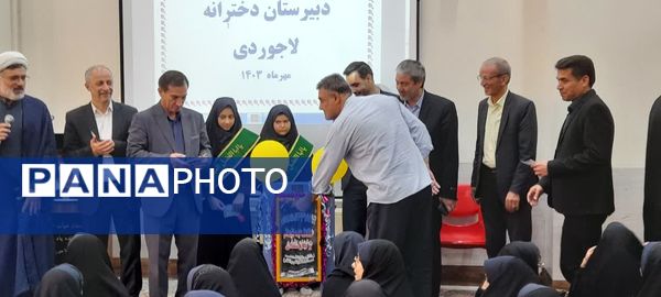 برگزاری جشن عاطفه‌ها در دبیرستان دخترانه لاجوردی کاشان 